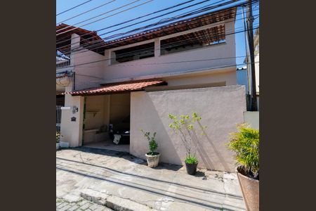 Casa de condomínio à venda com 175m², 3 quartos e 2 vagas Casa de condomínio à venda com 175m², 3 quartos e 2 vagasFachada