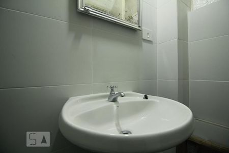 Banheiro de kitnet/studio para alugar com 1 quarto, 25m² em Liberdade, São Paulo
