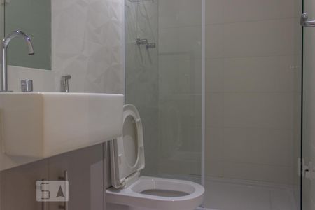 Banheiro de kitnet/studio para alugar com 1 quarto, 29m² em República, São Paulo