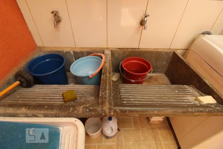 Casa à venda com 72m², 2 quartos e 1 vagaÁrea de serviço tanques