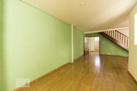 Casa à venda com 200m², 4 quartos e 2 vagas Casa à venda com 200m², 4 quartos e 2 vagasSala