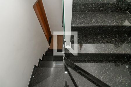 Casa à venda com 180m², 3 quartos e 2 vagas Casa à venda com 180m², 3 quartos e 2 vagasEscada