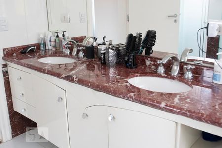 Casa à venda com 600m², 4 quartos e 4 vagasBANHEIRO SUITE 1