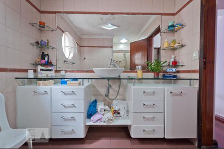 Casa à venda com 300m², 3 quartos e 3 vagasBanheiro da Suíte