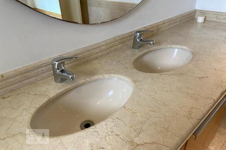 Apartamento à venda com 385m², 4 quartos e 6 vagasBanheiro - Torneira