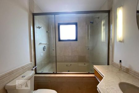 Apartamento à venda com 385m², 4 quartos e 6 vagasBanheiro da Suíte 1