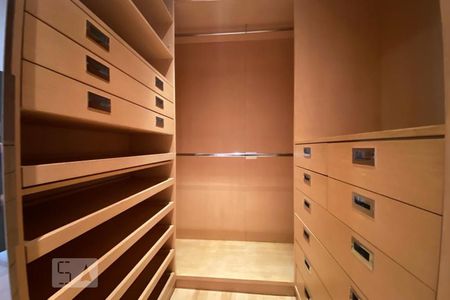 Apartamento à venda com 385m², 4 quartos e 6 vagasCloset da suíte 1