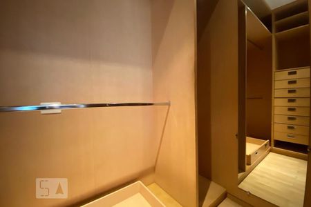 Apartamento à venda com 385m², 4 quartos e 6 vagasCloset da suíte 1