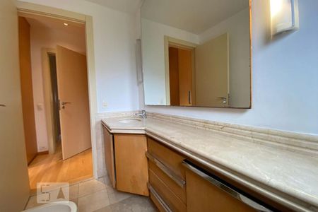 Apartamento à venda com 385m², 4 quartos e 6 vagasBanheiro da Suíte 2