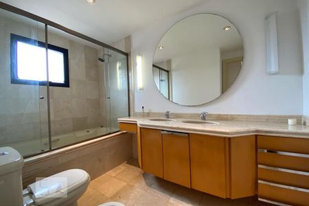 Apartamento à venda com 385m², 4 quartos e 6 vagasBanheiro da Suíte 1