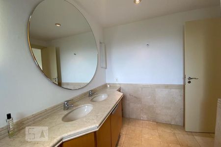 Apartamento à venda com 385m², 4 quartos e 6 vagasBanheiro da Suíte 1