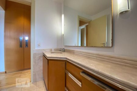 Apartamento à venda com 385m², 4 quartos e 6 vagasBanheiro da Suíte 3