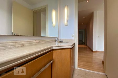 Apartamento à venda com 385m², 4 quartos e 6 vagasBanheiro da Suíte 1