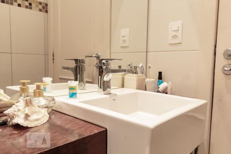 Casa à venda com 380m², 3 quartos e 2 vagasBanheiro da Suíte 2