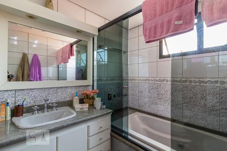 Apartamento à venda com 120m², 3 quartos e 2 vagas Apartamento à venda com 120m², 3 quartos e 2 vagasBanheiro da Suite