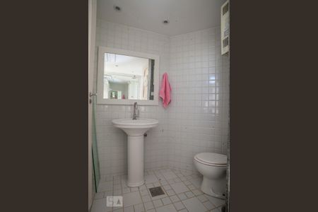 Apartamento à venda com 277m², 4 quartos e 2 vagas Apartamento à venda com 277m², 4 quartos e 2 vagasBanheiro da Suíte (Reversível)