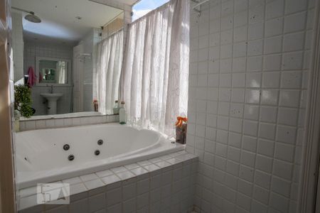 Apartamento à venda com 277m², 4 quartos e 2 vagas Apartamento à venda com 277m², 4 quartos e 2 vagasBanheiro da Suíte (Reversível)