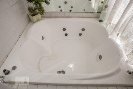 Apartamento à venda com 277m², 4 quartos e 2 vagas Apartamento à venda com 277m², 4 quartos e 2 vagasBanheiro da Suíte (Reversível)