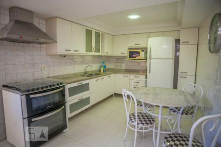 Apartamento à venda com 277m², 4 quartos e 2 vagas Apartamento à venda com 277m², 4 quartos e 2 vagasCozinha e Área de Serviço