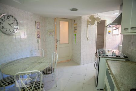 Apartamento à venda com 277m², 4 quartos e 2 vagas Apartamento à venda com 277m², 4 quartos e 2 vagasCozinha e Área de Serviço