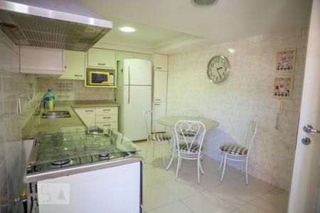 Apartamento à venda com 277m², 4 quartos e 2 vagas Apartamento à venda com 277m², 4 quartos e 2 vagasCozinha e Área de Serviço