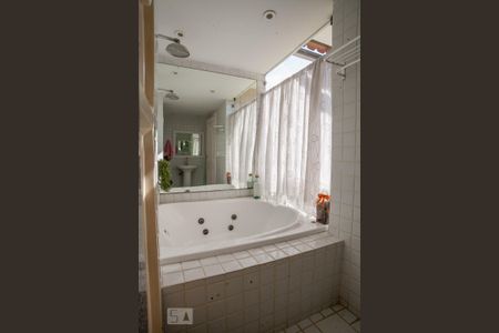 Apartamento à venda com 277m², 4 quartos e 2 vagas Apartamento à venda com 277m², 4 quartos e 2 vagasBanheiro da Suíte (Reversível)