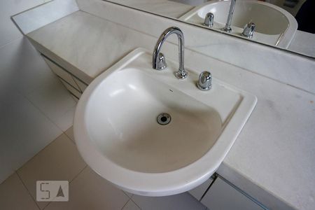 Casa de condomínio para alugar com 540m², 5 quartos e 5 vagasBanheiro