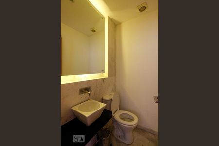 Casa de condomínio para alugar com 540m², 5 quartos e 5 vagasBanheiro