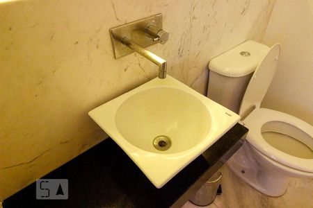 Casa de condomínio para alugar com 540m², 5 quartos e 5 vagasBanheiro