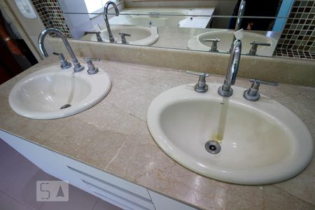 Casa de condomínio para alugar com 540m², 5 quartos e 5 vagasBanheiro