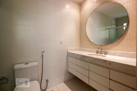 Casa de condomínio para alugar com 540m², 5 quartos e 5 vagasBanheiro da Suíte 1