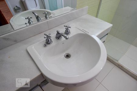 Casa de condomínio para alugar com 540m², 5 quartos e 5 vagasBanheiro