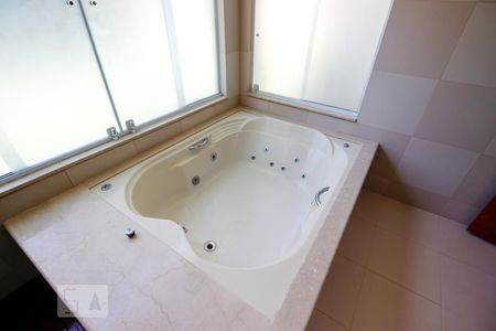 Casa de condomínio para alugar com 540m², 5 quartos e 5 vagasBanheiro