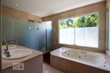 Casa de condomínio para alugar com 540m², 5 quartos e 5 vagasBanheiro