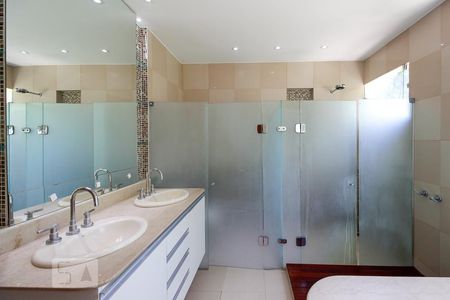 Casa de condomínio para alugar com 540m², 5 quartos e 5 vagasBanheiro