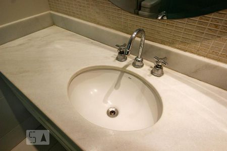 Casa de condomínio para alugar com 540m², 5 quartos e 5 vagasDetalhe Banheiro da Suíte 1