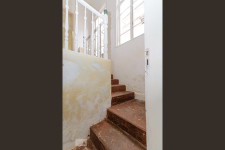 Casa à venda com 216m², 9 quartos e sem vaga Casa à venda com 216m², 9 quartos e sem vagaEscada