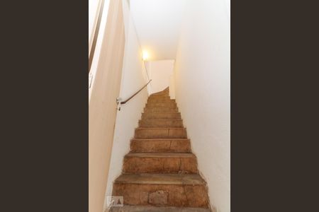 Casa à venda com 216m², 9 quartos e sem vaga Casa à venda com 216m², 9 quartos e sem vagaEscada