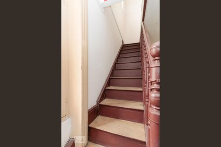 Casa à venda com 216m², 9 quartos e sem vaga Casa à venda com 216m², 9 quartos e sem vagaEscada