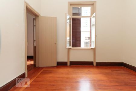 Casa à venda com 216m², 9 quartos e sem vaga Casa à venda com 216m², 9 quartos e sem vagaSala