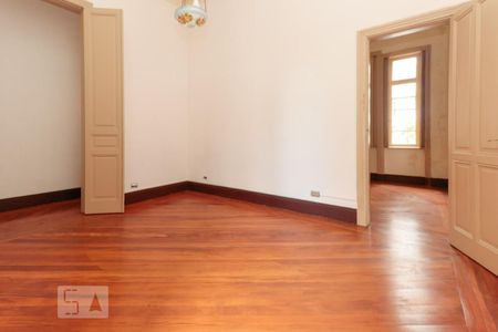 Casa à venda com 216m², 9 quartos e sem vaga Casa à venda com 216m², 9 quartos e sem vagaSala