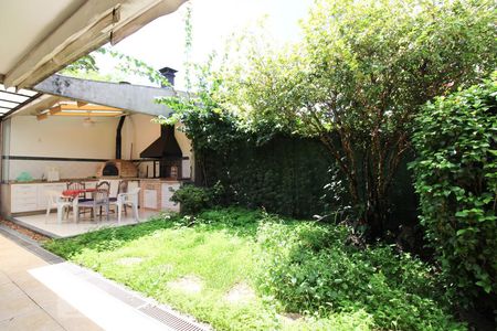 Casa à venda com 350m², 4 quartos e 4 vagas Casa à venda com 350m², 4 quartos e 4 vagasQuintal