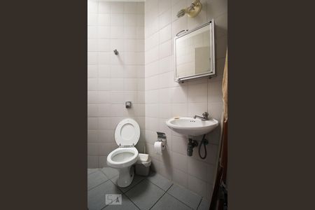 Casa à venda com 350m², 4 quartos e 4 vagas Casa à venda com 350m², 4 quartos e 4 vagasBanheiro de Serviço