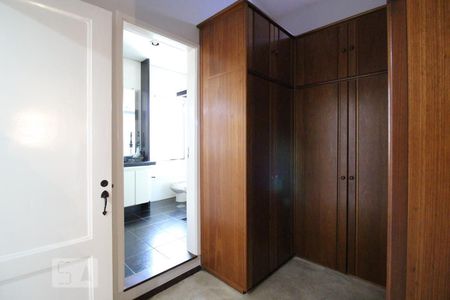 Casa à venda com 350m², 4 quartos e 4 vagas Casa à venda com 350m², 4 quartos e 4 vagas Suíte 2