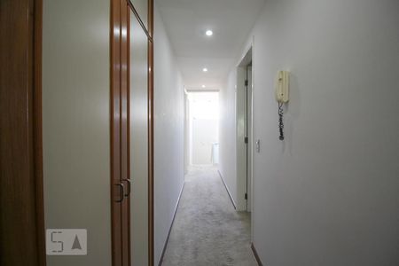 Casa à venda com 350m², 4 quartos e 4 vagas Casa à venda com 350m², 4 quartos e 4 vagasCorredor