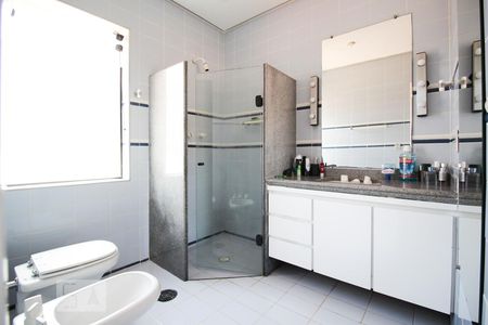 Casa à venda com 350m², 4 quartos e 4 vagas Casa à venda com 350m², 4 quartos e 4 vagasBanheiro da Suíte 1