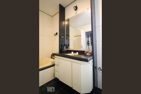 Casa à venda com 350m², 4 quartos e 4 vagas Casa à venda com 350m², 4 quartos e 4 vagasBanheiro da Suíte 2