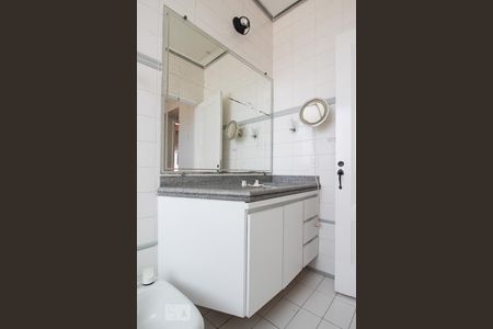 Casa à venda com 350m², 4 quartos e 4 vagas Casa à venda com 350m², 4 quartos e 4 vagasBanheiro