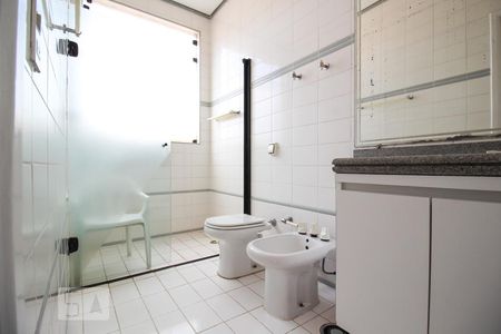 Casa à venda com 350m², 4 quartos e 4 vagas Casa à venda com 350m², 4 quartos e 4 vagasBanheiro