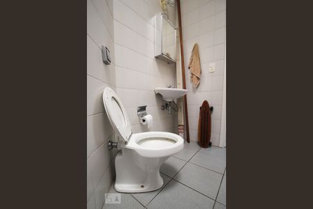 Casa à venda com 350m², 4 quartos e 4 vagas Casa à venda com 350m², 4 quartos e 4 vagasBanheiro de Serviço